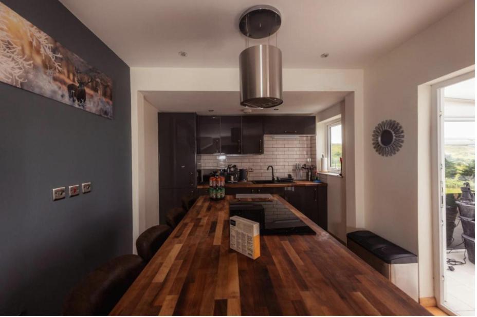 Luxury Cottage With Stunning Views Near Fairy Pools - School House 3 カーボスト エクステリア 写真