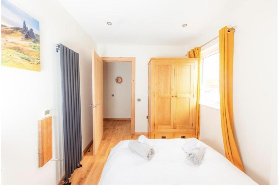 Luxury Cottage With Stunning Views Near Fairy Pools - School House 3 カーボスト エクステリア 写真