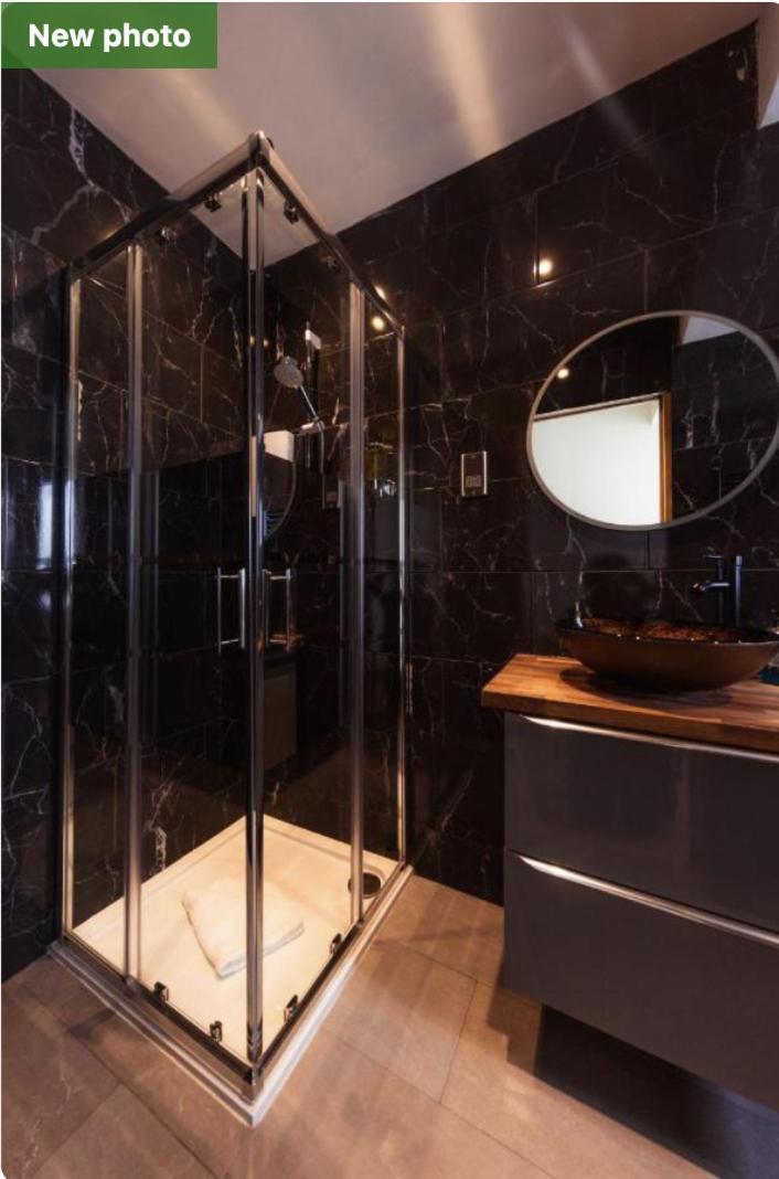 Luxury Cottage With Stunning Views Near Fairy Pools - School House 3 カーボスト エクステリア 写真