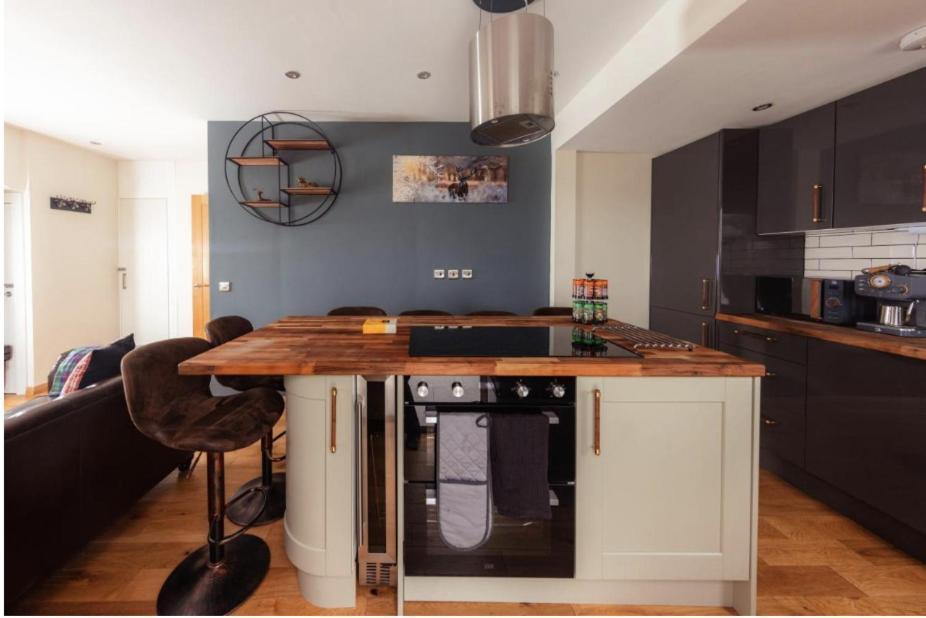 Luxury Cottage With Stunning Views Near Fairy Pools - School House 3 カーボスト エクステリア 写真
