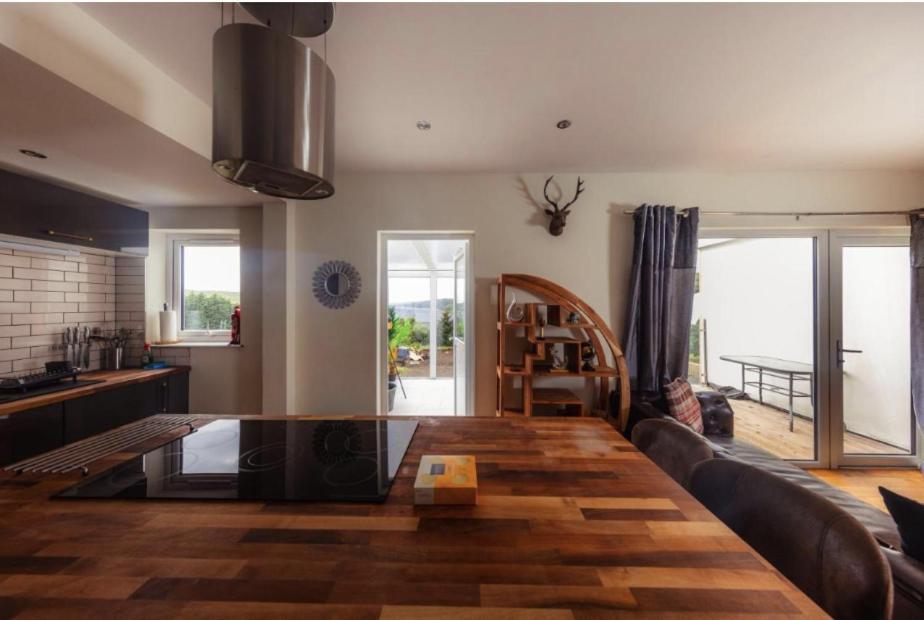 Luxury Cottage With Stunning Views Near Fairy Pools - School House 3 カーボスト エクステリア 写真