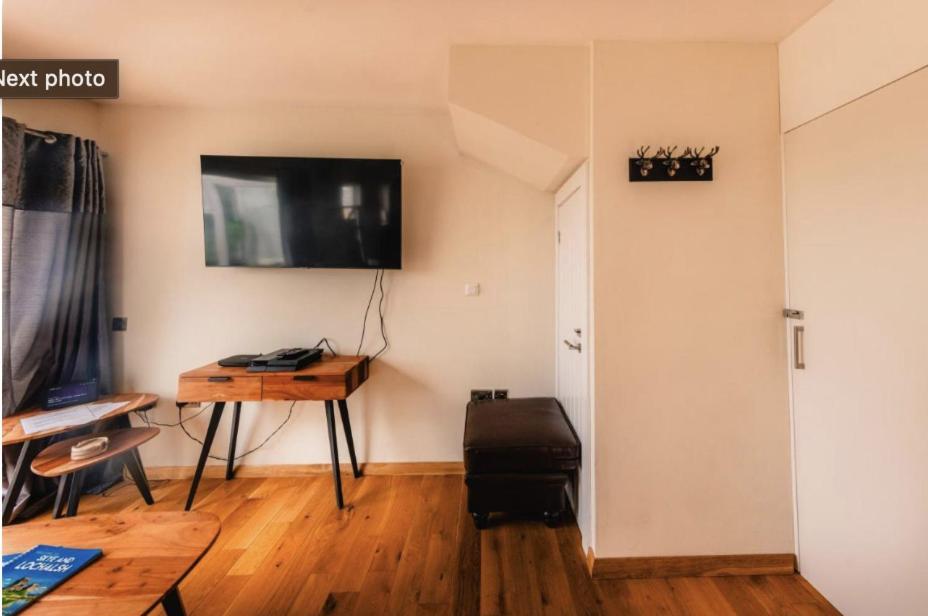 Luxury Cottage With Stunning Views Near Fairy Pools - School House 3 カーボスト エクステリア 写真