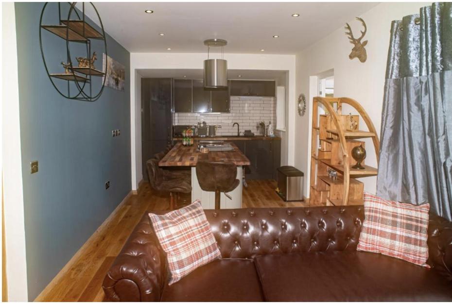Luxury Cottage With Stunning Views Near Fairy Pools - School House 3 カーボスト エクステリア 写真