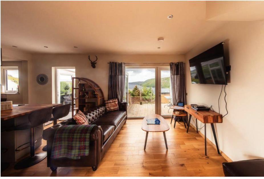 Luxury Cottage With Stunning Views Near Fairy Pools - School House 3 カーボスト エクステリア 写真